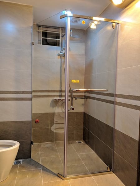 Vách kính ngăn nhà tắm vát góc