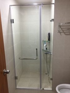 Có nên lắp vách tắm kính cường lực không?