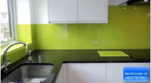 Lắp kính ốp bếp màu kim sa xanh non
