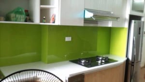 Nhận biết kính ốp bếp chuẩn nhà máy và kính bếp gia công