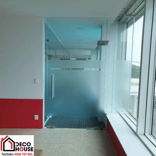 Cửa kính thủy lực 1 cánh dán decal mờ