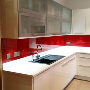 Mẫu kính ốp bếp đẹp, kính sơn màu ốp bếp