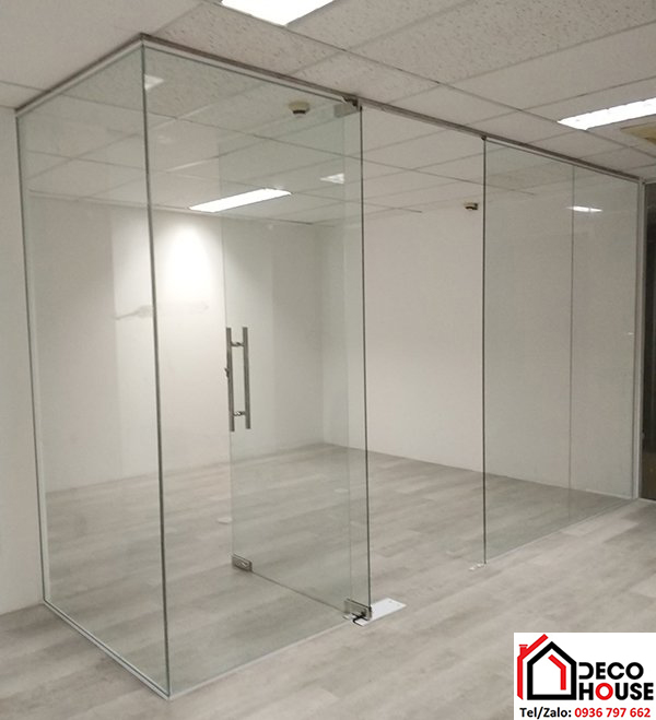 Kính cường lực 12mm lắp vách ngăn văn phòng cửa thủy lực