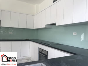 Lắp kính ốp bếp màu trắng xanh tại Long Biên