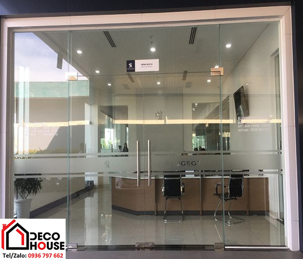 Làm cửa kính cường lực bản lề sàn cho văn phòng tại Hà Nội giá rẻ