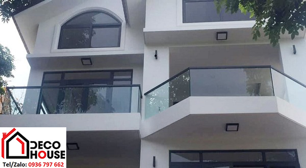 Lan can ban c&ocirc;ng bằng k&iacute;nh cường lực