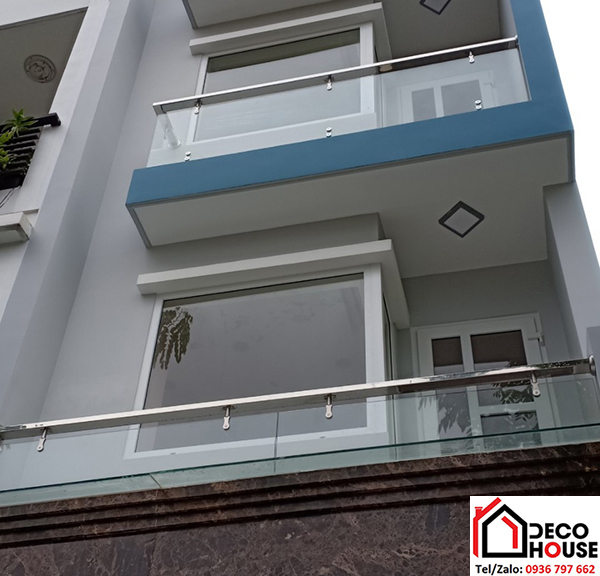 Mẫu lan can kính ban công trụ vuông đẹp