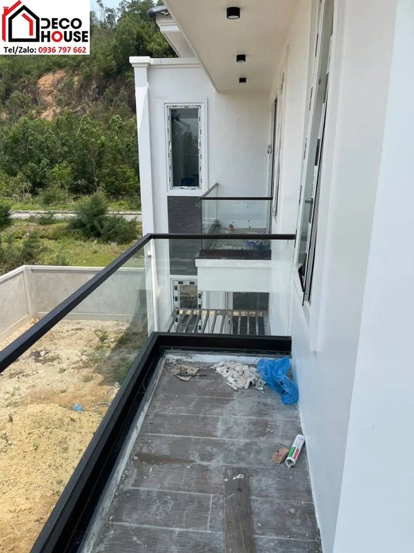 Thi c&ocirc;ng lan can ban c&ocirc;ng k&iacute;nh kh&ocirc;ng trụ tại H&agrave; Nội