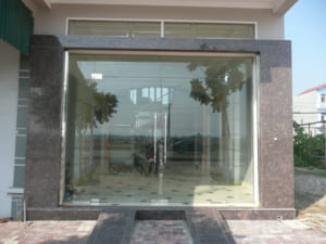 Một số lưu ý khi thi công cửa kính thủy lực