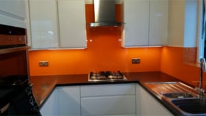 Kính ốp bếp cho người mệnh Hỏa