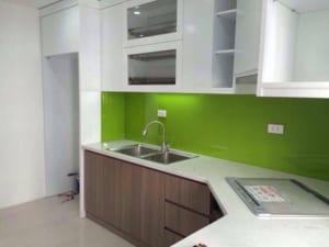 Màu kính ốp bếp hợp mệnh Mộc