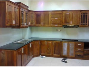 Kính ốp bếp cho người mệnh Kim