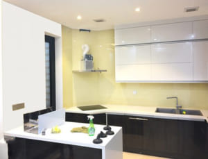Đơn vị chuyên thi công kính ốp bếp tại Hà Nội