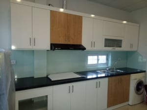 Kính ốp bếp kim sa, kính bếp ánh kim tuyến giá như thế nào?