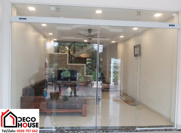 Làm cửa kính cường lực cửa lùa cho nhà ống