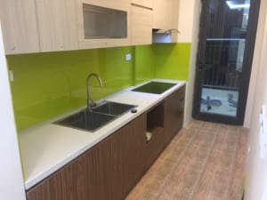 Kính ốp bếp có thể khoan cắt được không?