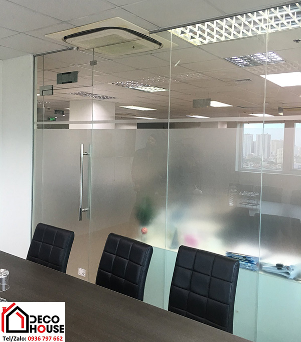 Thi công cửa kính cường lực mở quay 1 cánh văn phòng