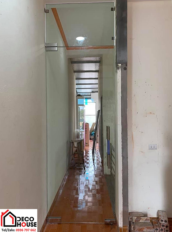 Thi công cửa thủy lực 1 cánh ngăn phòng bếp
