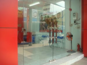 Các mẫu cửa kính cường lực cửa hàng đẹp