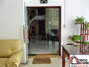Thi công cửa kính cường lực phòng khách đẹp