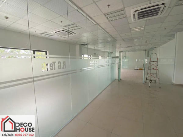 Làm vách kính cường lực văn phòng giá rẻ