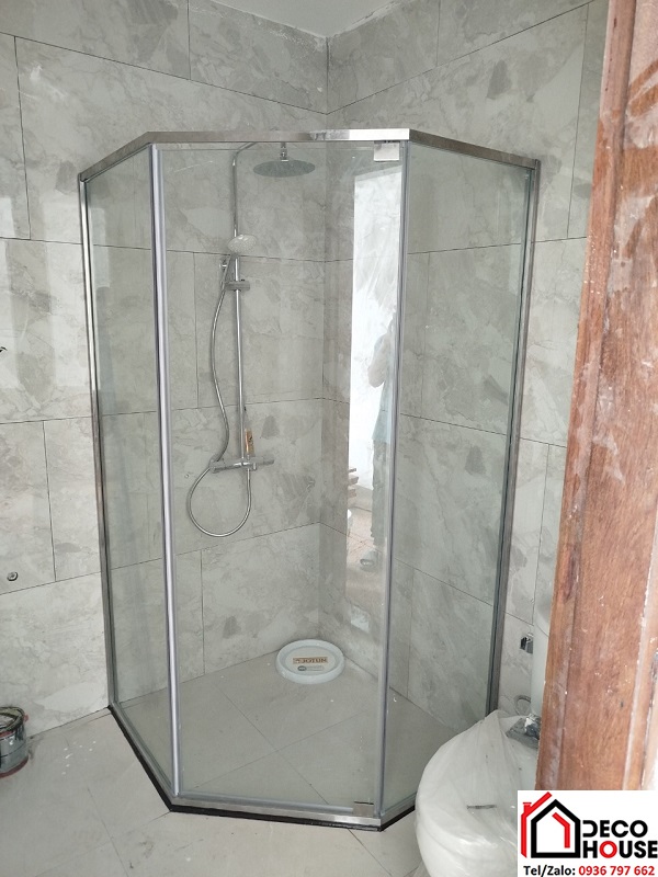 Phòng tắm kính vát góc giằng vuông