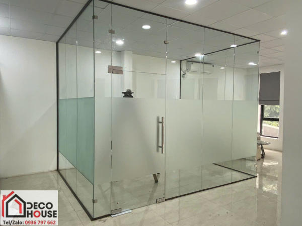 Vách kính cửa thủy lực ngăn phòng làm việc