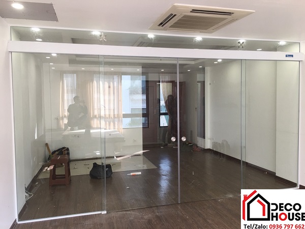 Vách kính cường lực văn phòng cửa lùa tại Hà Nội