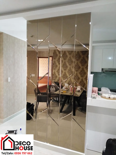 Lắp gương dán tường trang trí phòng bếp
