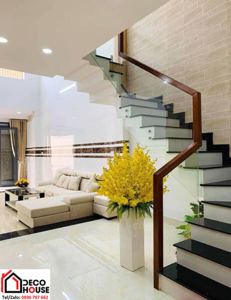Vách kính cầu thang tay vịn gỗ