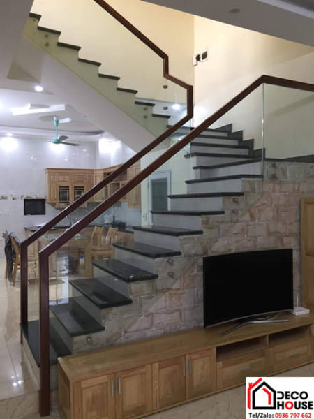 Vách ngăn cầu thang kính tay vịn gỗ