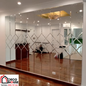 Gương dán tường phòng khách