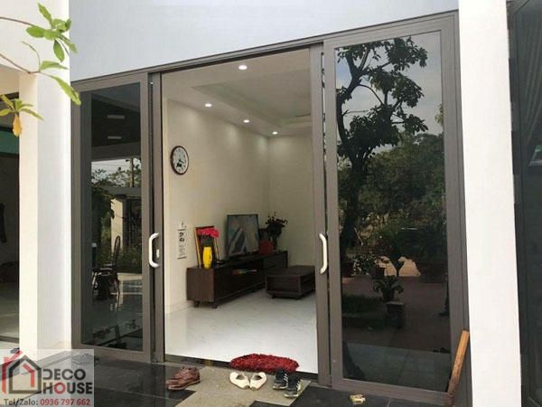 Cửa 4 cánh trượt quay khung nhôm Xingfa màu nâu cafe