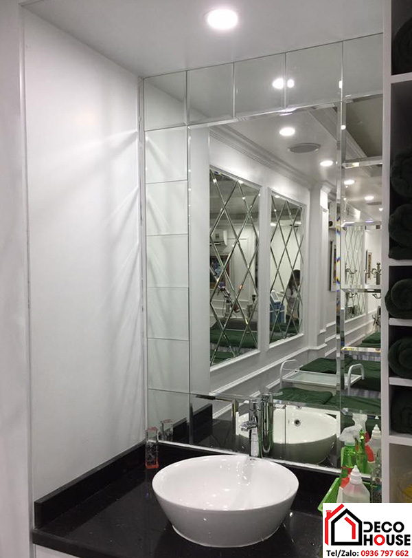 Gương ghép trang trí phòng tắm