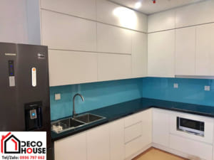 Thi công kính cường lực ốp bếp màu xanh dương tại Hà Nội