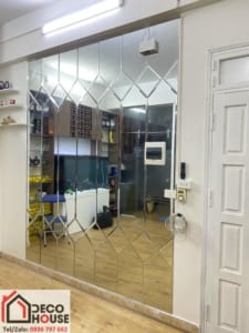 Gương Việt Nhật dán tường phòng khách trang trí