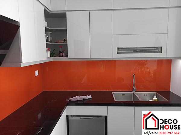 Lắp đặt kính cường lực ốp bếp màu cam