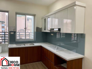 Lắp kính ốp bếp màu xám đẹp