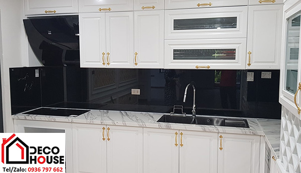 Mẫu kính cường lực ốp bếp màu đen đẹp