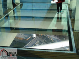 Sàn kính cường lực 2 lớp đặt lên khung thép chắc chắn