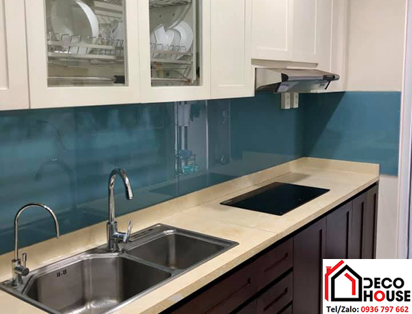 Thi công kính cường lực ốp bếp màu xanh lơ đẹp
