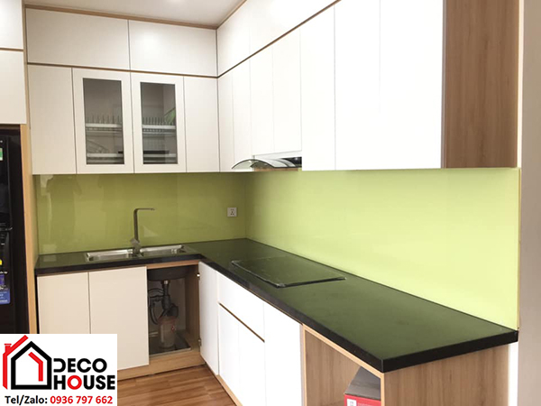 Thi công kính ốp bếp màu vàng sữa Hà Nội
