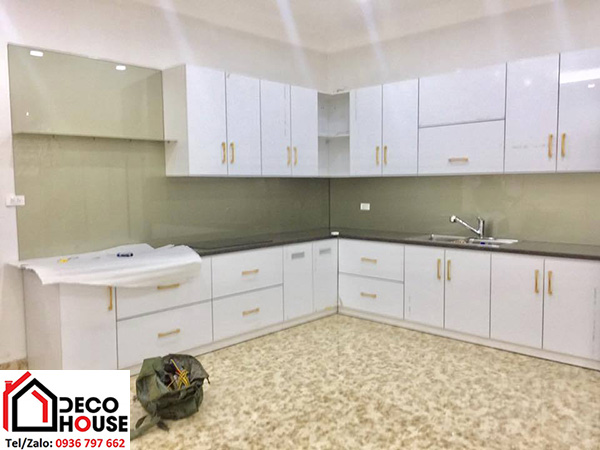 Thi công kính ốp tường bếp màu be
