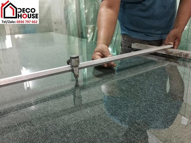Cắt kính thường thủ công tại xưởng