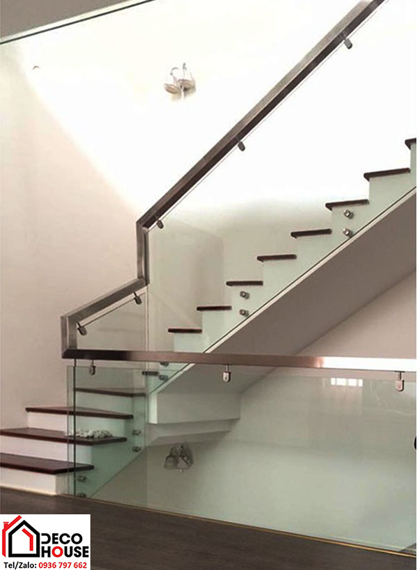 Cầu thang kính cường lực tay vịn inox bắt hông