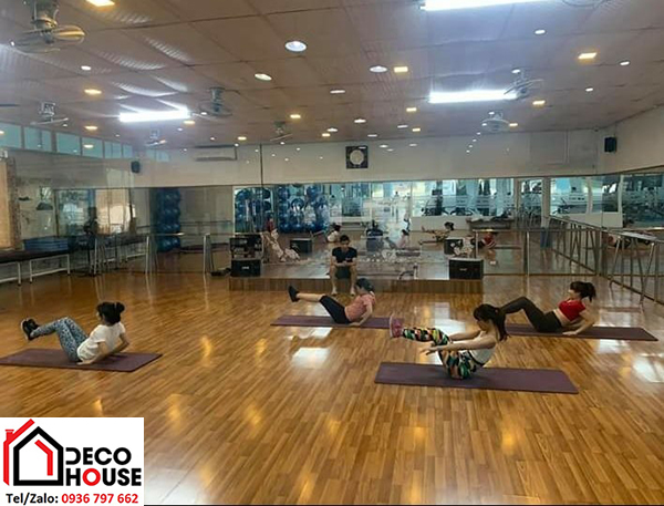 Gương dán tường phòng tập yoga