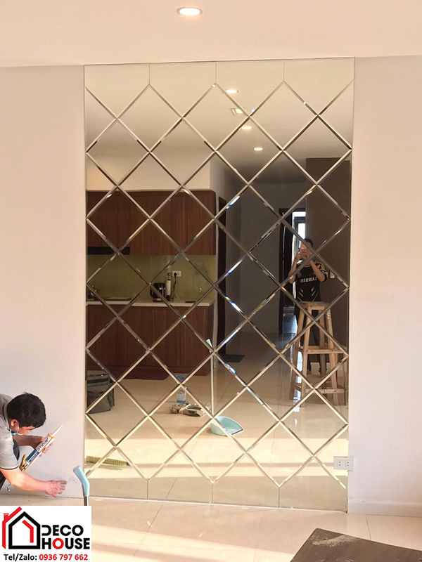 Gương dán tường trang trí phòng bếp