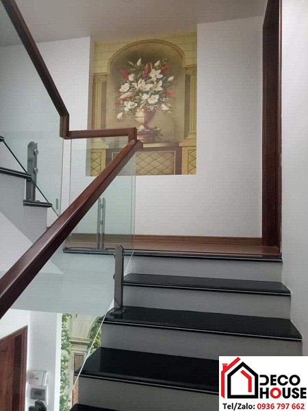 Làm lan can cầu thang gỗ kính trụ lửng