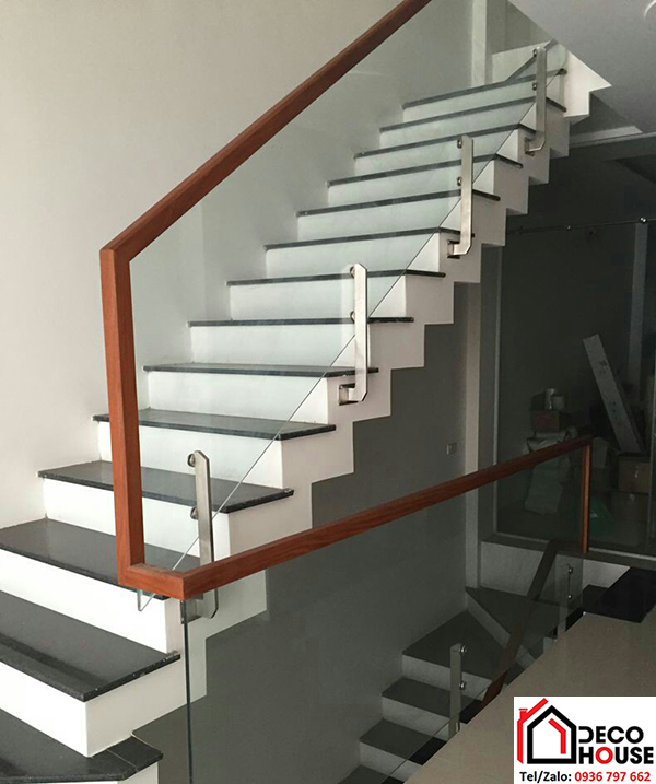 Lan can cầu thang kính đẹp tay vịn gỗ
