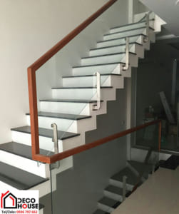 Lắp lan can kính cầu thang tay vịn gỗ vuông